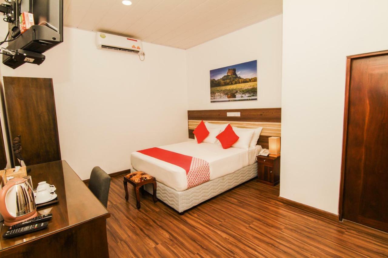 Clove Transit Hotel Kotugoda ภายนอก รูปภาพ