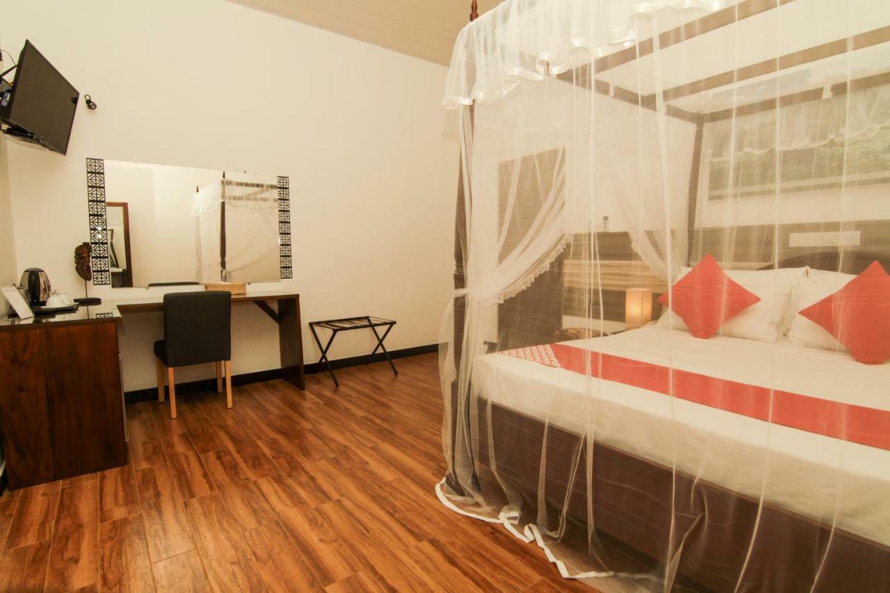 Clove Transit Hotel Kotugoda ภายนอก รูปภาพ