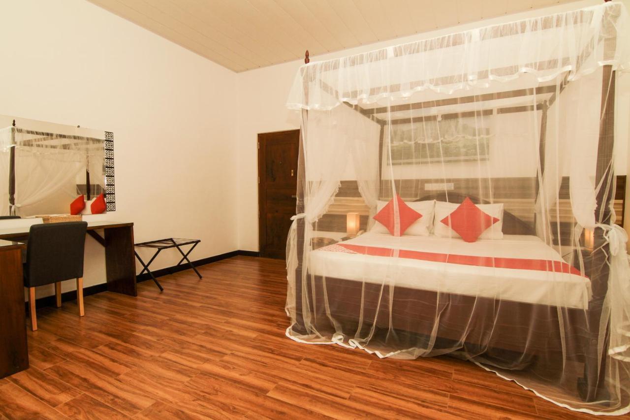 Clove Transit Hotel Kotugoda ภายนอก รูปภาพ