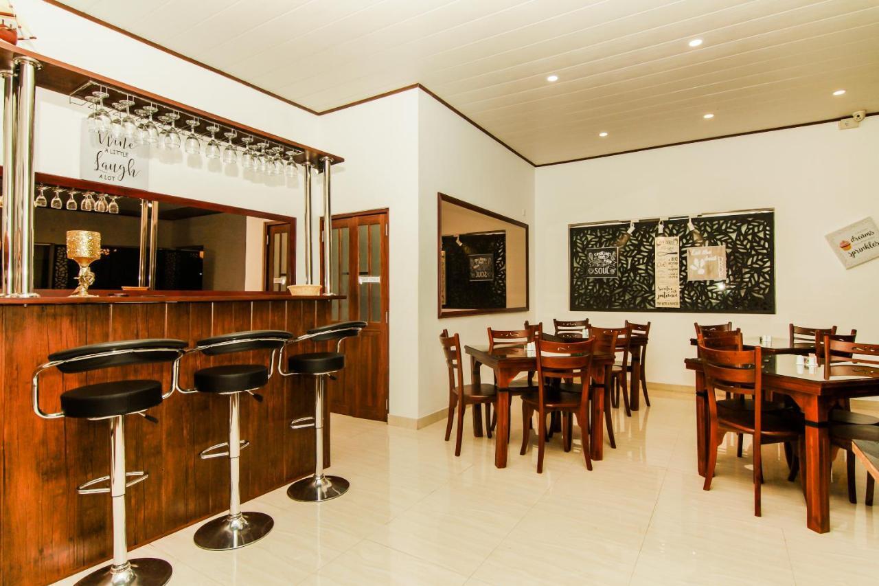 Clove Transit Hotel Kotugoda ภายนอก รูปภาพ